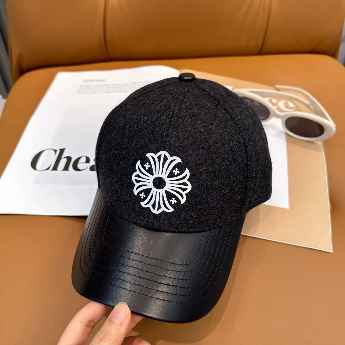 P70 Crow Heart's new autumn and winter fur-stitched baseball cap. It's full of autumn and winter atmosphere. The quality is great. The deepening of the hat shape makes it more elegant. It's very nice for both men and women. It's a classic among classics. It goes well with daily wear. Casual and fashionable.